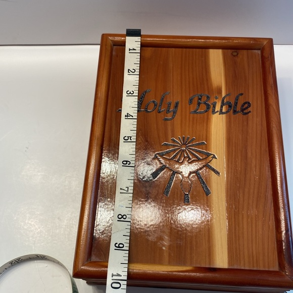 King James Version Holy Bible Dove of Peace,1991 White hardcover with Cedar box - Picture 5 of 16